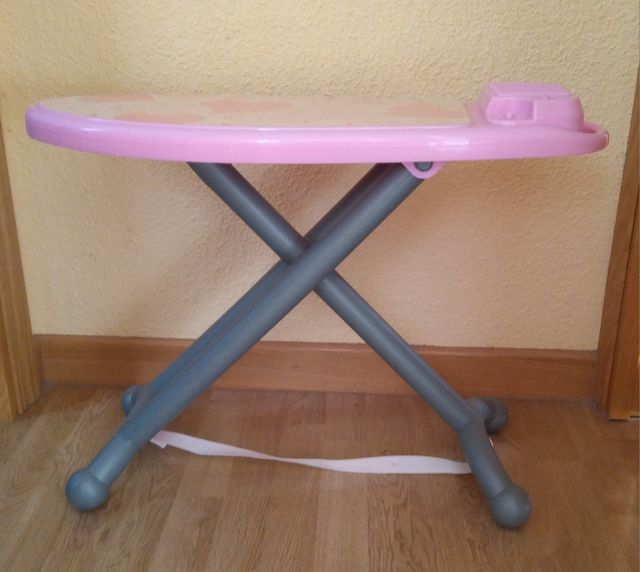Tabla de planchar de juguete rosa