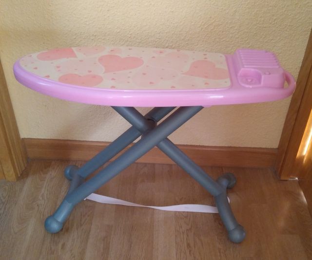 Tabla de planchar de juguete rosa