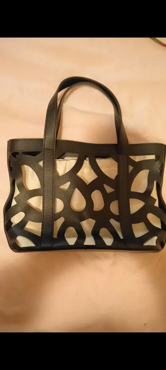Bolso Negro y Beige con Diseño Calado