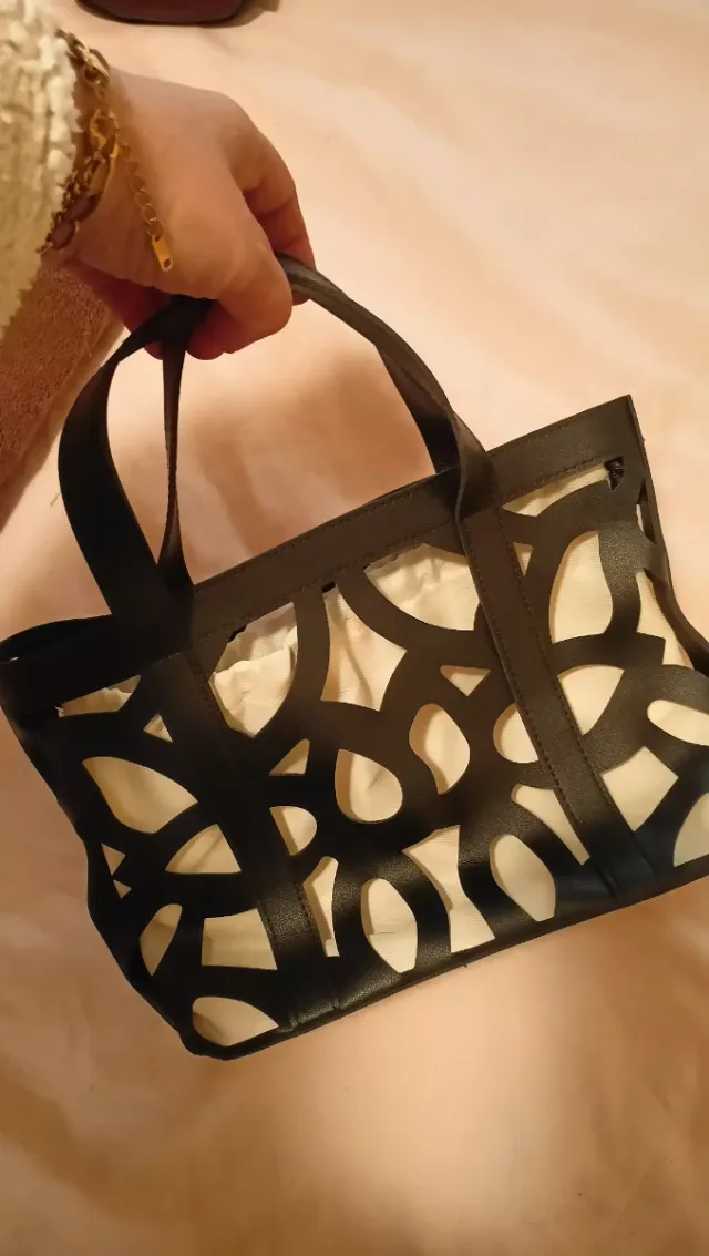 Bolso Negro y Beige con Diseño Calado