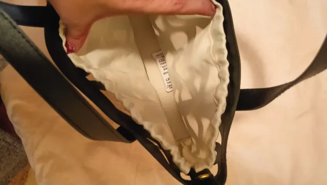 Bolso Negro y Beige con Diseño Calado