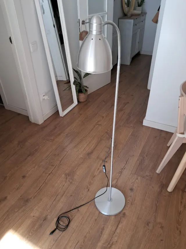 Lámpara de pie plateada