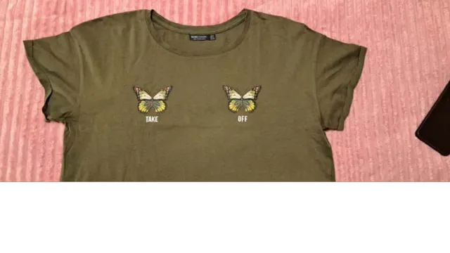 Camiseta crop top verde caqui mariposas