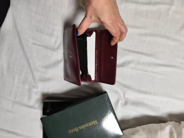 Cartera de piel roja