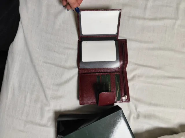 Cartera de piel roja