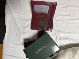 Cartera de piel roja