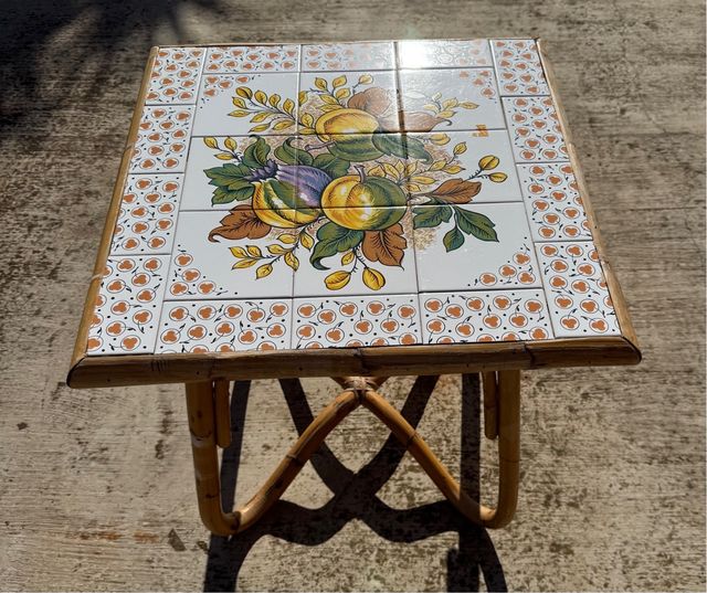 Mesa de mimbre con azulejos de frutas