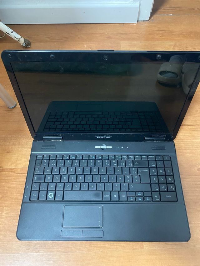 Ordenador portátil eMachines negro

