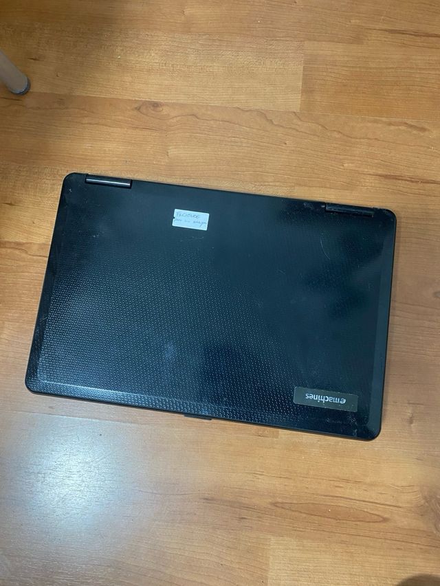 Ordenador portátil eMachines negro

