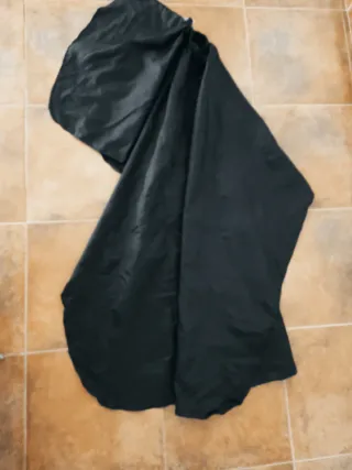 Capa de peluquería negra. Con cierre.