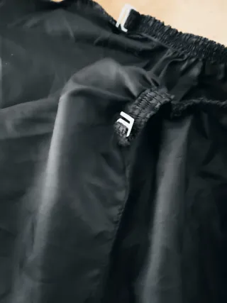 Capa de peluquería negra. Con cierre.