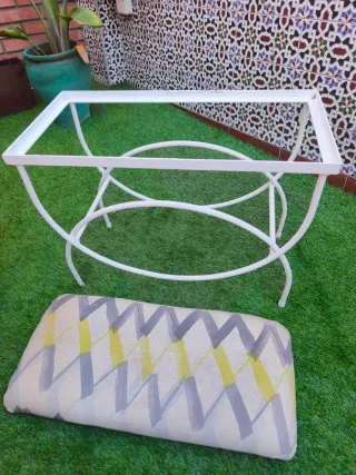 Banco de forja blanco con asiento tapizado