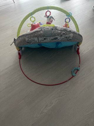 Gimnasio infantil con arco de juegos