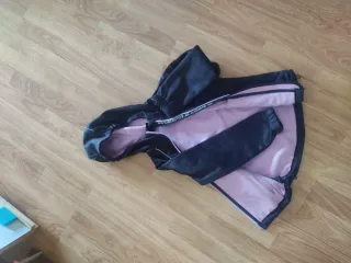 Chaqueta impermeable niña negra y rosa,talla 128.