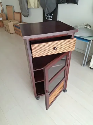 Mueble auxiliar con cajón y puerta de cristal
