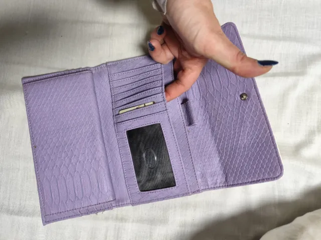 Cartera Guess Beige y Morado