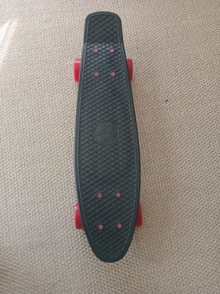 Monopatín Penny Board Negro Ruedas Rojas