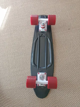 Monopatín Penny Board Negro Ruedas Rojas