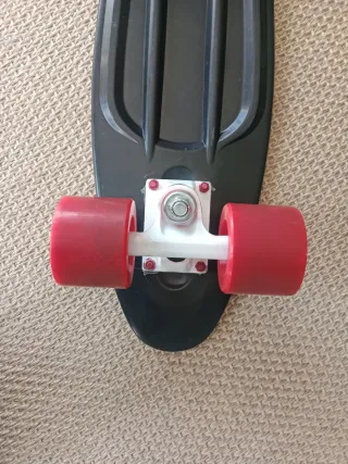 Monopatín Penny Board Negro Ruedas Rojas