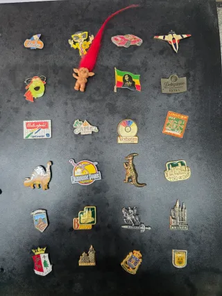 Lote de 95 pins antiguos variados
