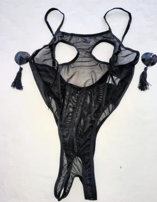 Body sexy nero con perizoma e accessori