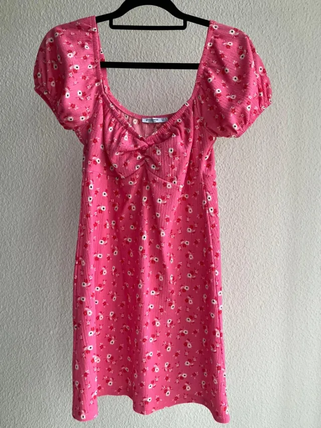 Vestido Stradivarius floral rosa talla M