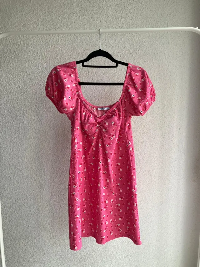 Vestido Stradivarius floral rosa talla M