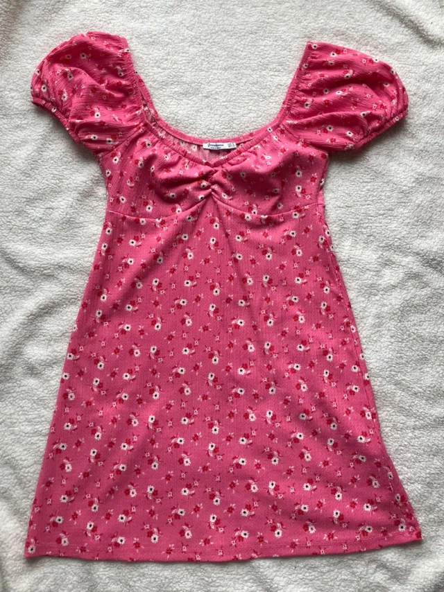 Vestido Stradivarius floral rosa talla M