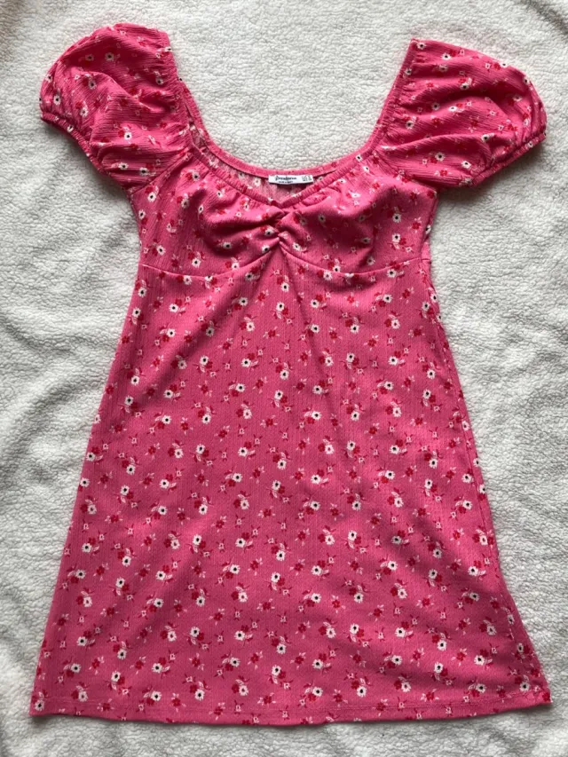 Vestido Stradivarius floral rosa talla M