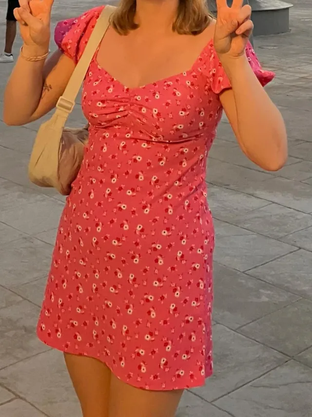 Vestido Stradivarius floral rosa talla M