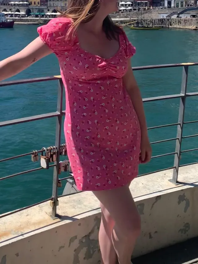 Vestido Stradivarius floral rosa talla M