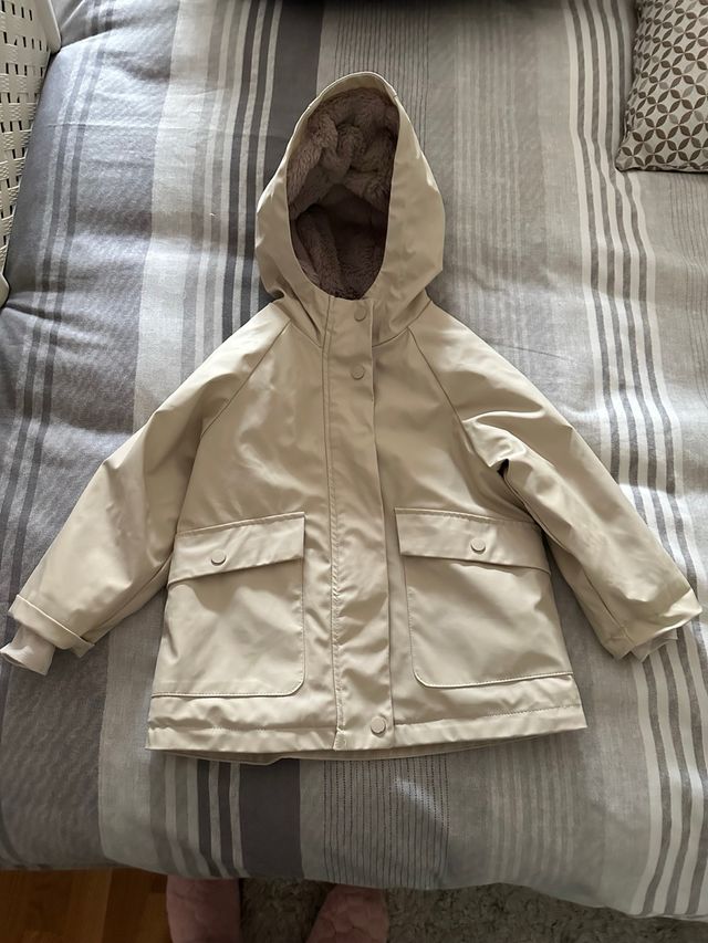 Abrigo niña beige con capucha