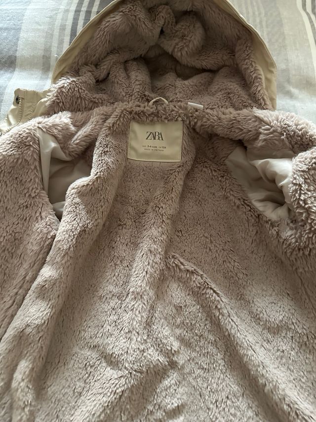 Abrigo niña beige con capucha