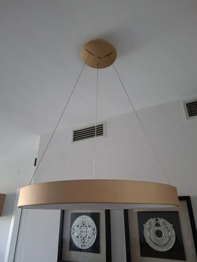 Lámpara de diseño beige y dorada