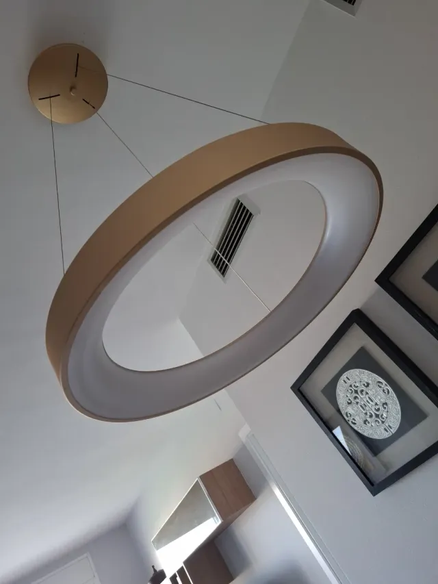 Lámpara de diseño beige y dorada