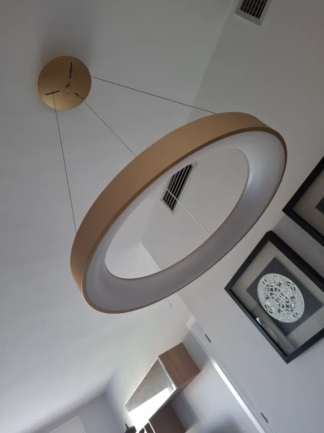 Lámpara de diseño beige y dorada