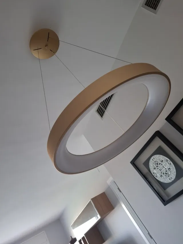 Lámpara de diseño beige y dorada