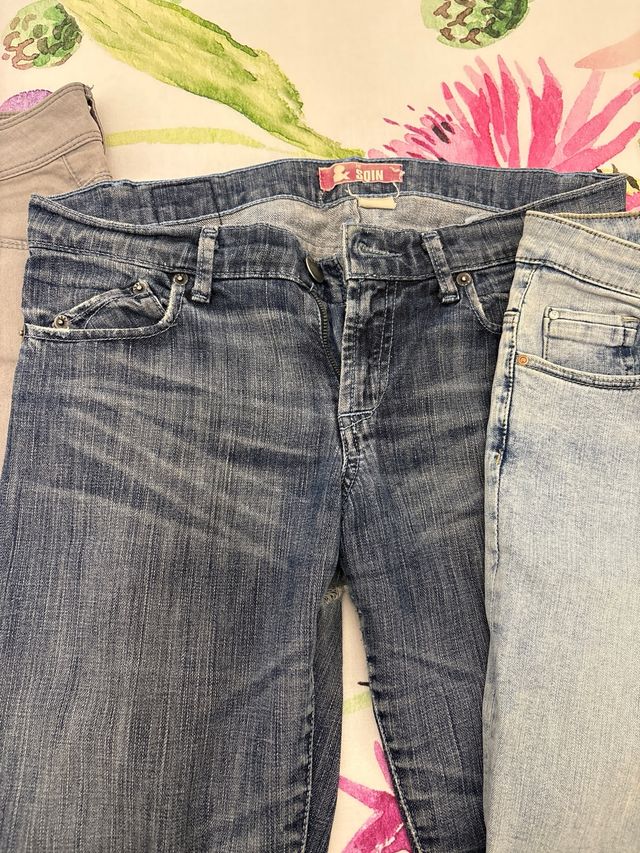 Pantalones vaqueros y grises