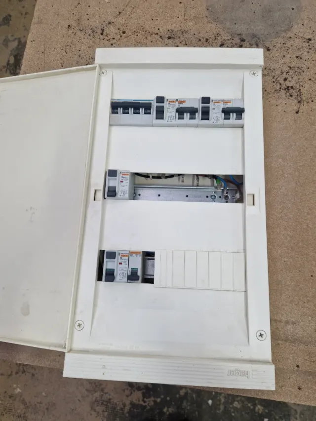 Dos cuadros eléctricos