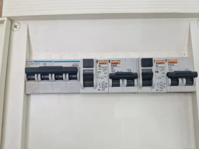 Dos cuadros eléctricos