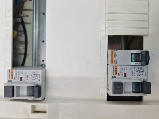 Dos cuadros eléctricos