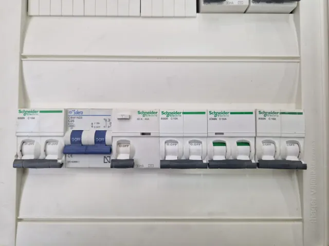 Dos cuadros eléctricos