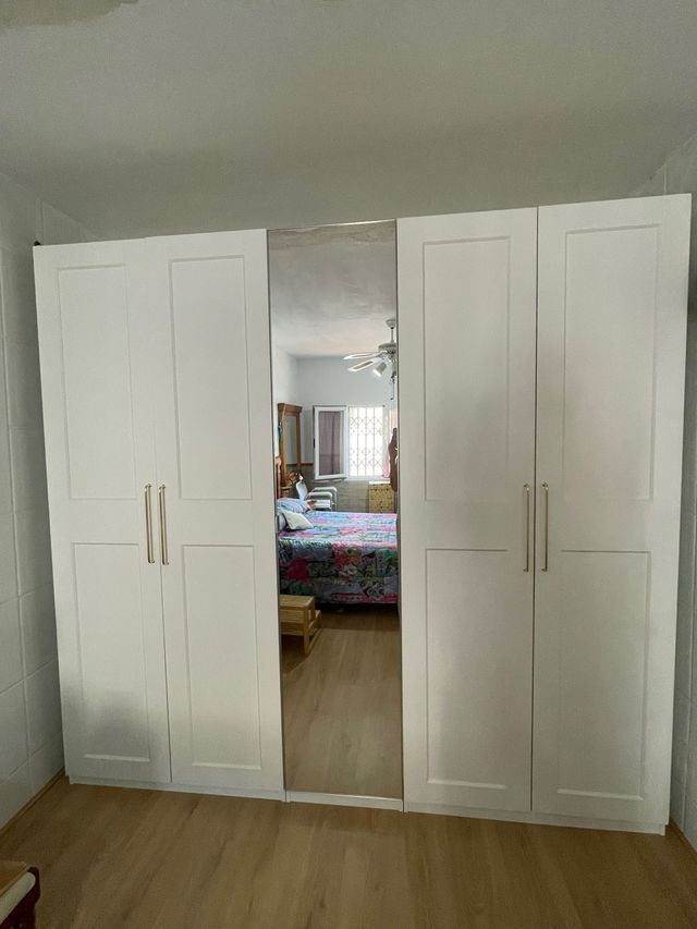 Armario blanco con puertas de cristal