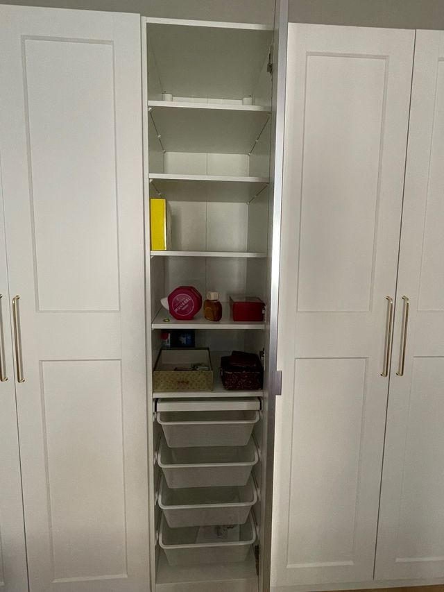 Armario blanco con puertas de cristal