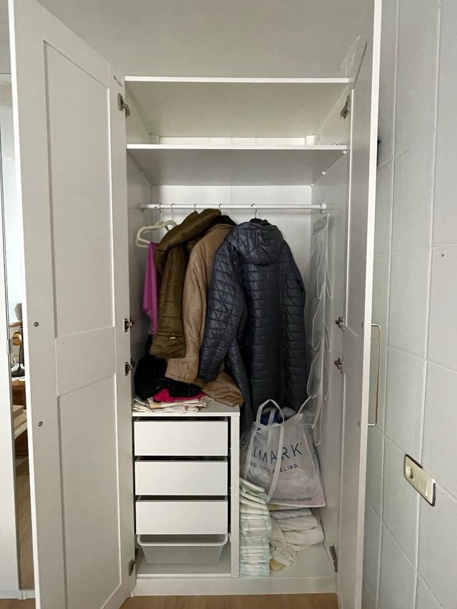 Armario blanco con puertas de cristal