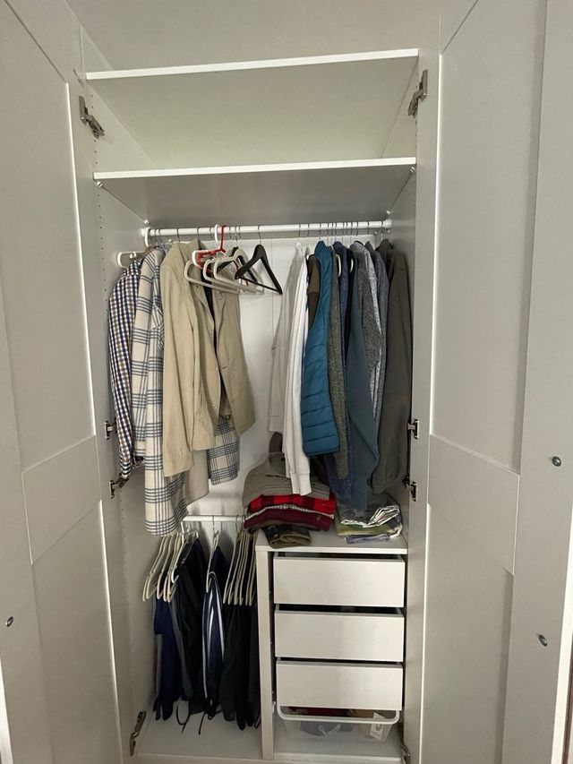 Armario blanco con puertas de cristal