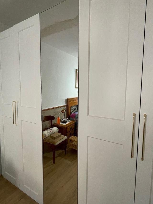 Armario blanco con puertas de cristal