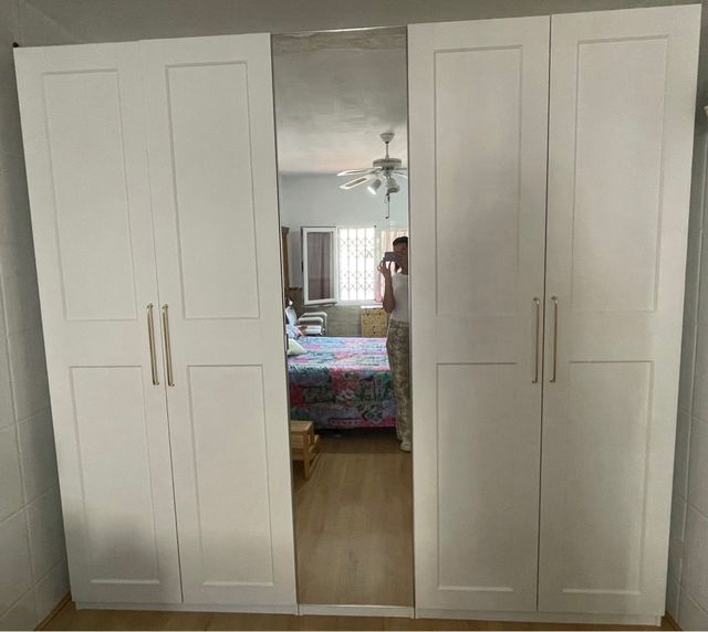 Armario blanco con puertas de cristal