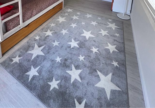 Alfombra infantil gris con estrellas blancas