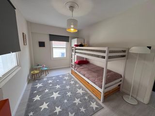 Alfombra infantil gris con estrellas blancas